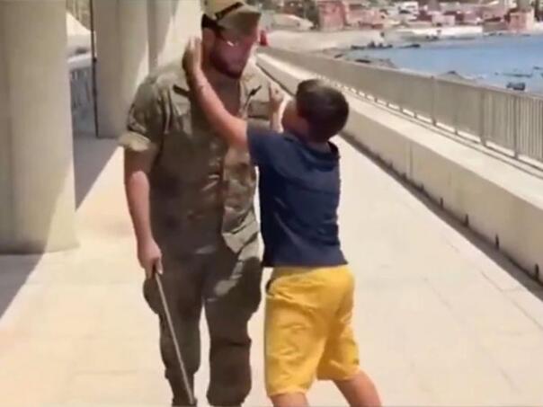 Tužna slika iz Seute: Marokanski dječak moli španskog vojnika da ga ne vraća nazad