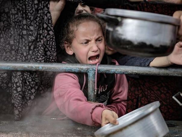 Tužne slike iz Gaze: Palestinci u redovima čekaju hranu