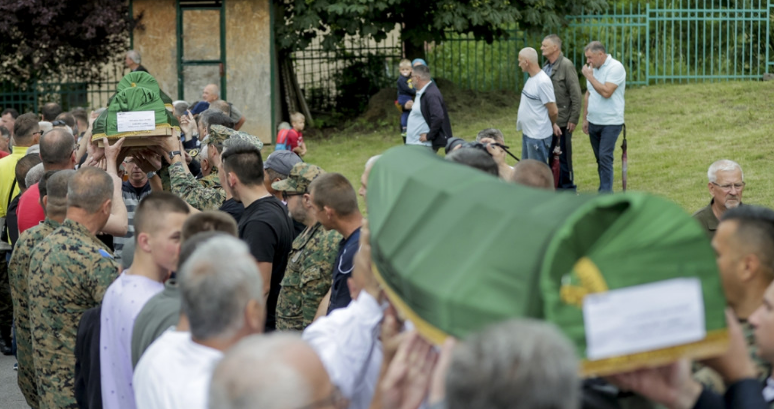 U Ahatovićima klanjana dženaza za pet žrtava masakra u Sokolinama