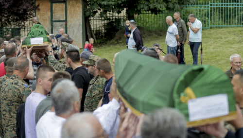 U Ahatovićima klanjana dženaza za pet žrtava masakra u Sokolinama