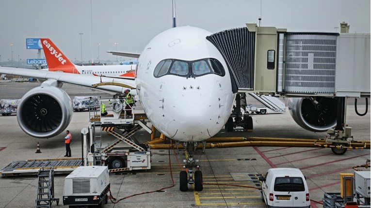 U Amsterdamu pronađen slijepi putnik u prostoru za točak aviona, preživio 11-satni let