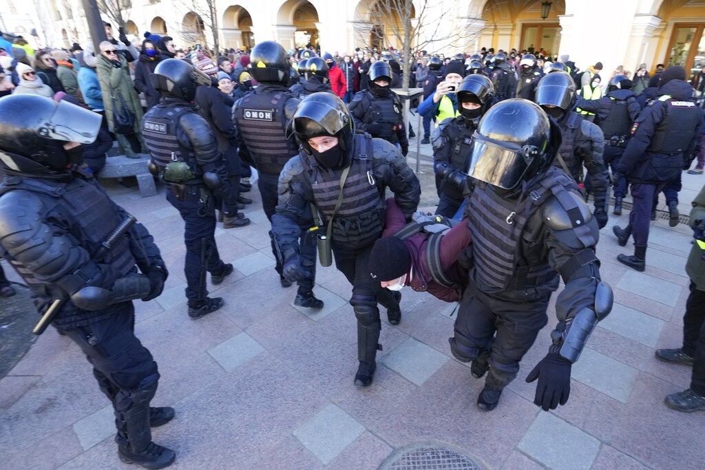 U antiratnim protestima u Rusiji 6440 uhapšenih