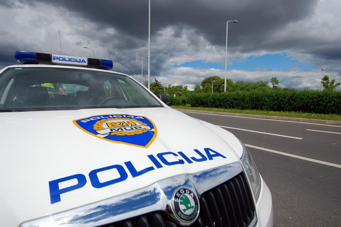 U autu u Kninu pronađeno mrtvo dijete