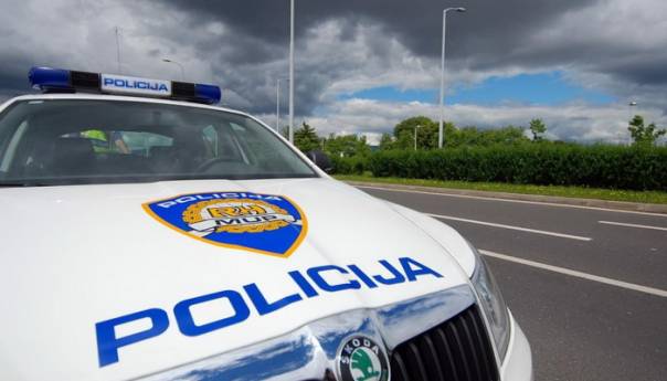 U autu u Kninu pronađeno mrtvo dijete