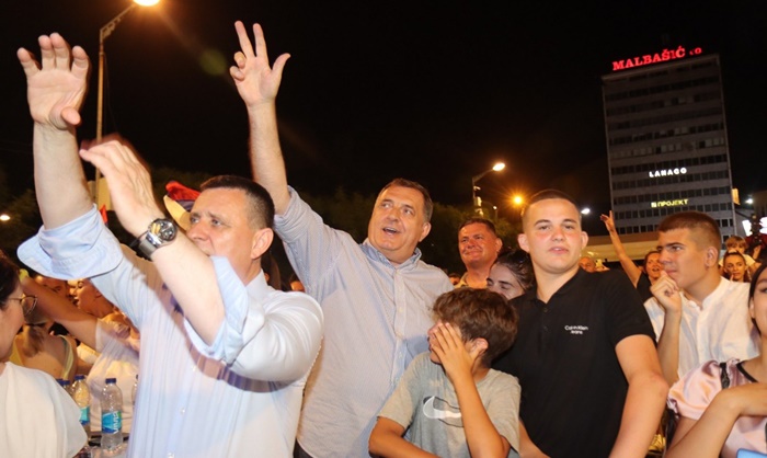 U Banjaluci četnička obilježja, slike Mladića i pjesma 'kad pozovu opet sam u rovu'