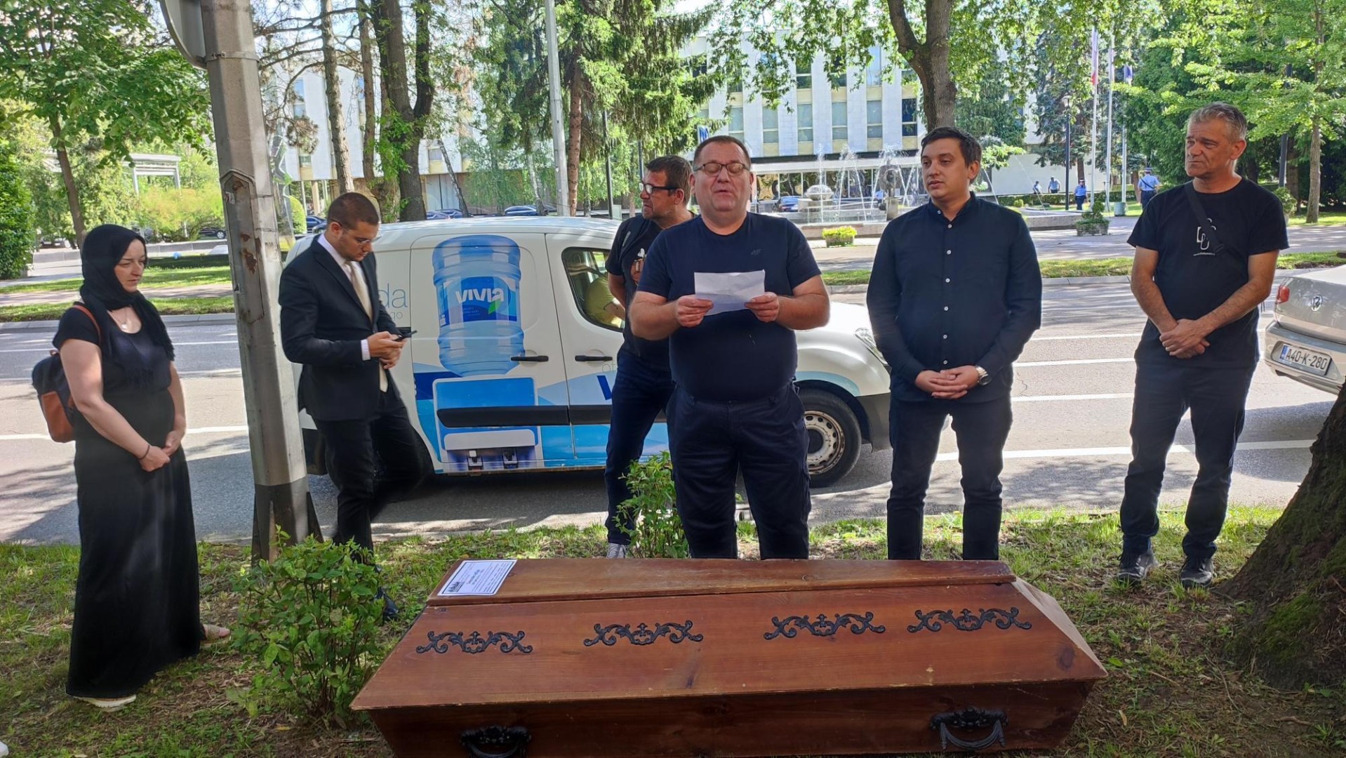 U Banjaluci performansom 'sahranjena demokratija' ispred Skupštine RS