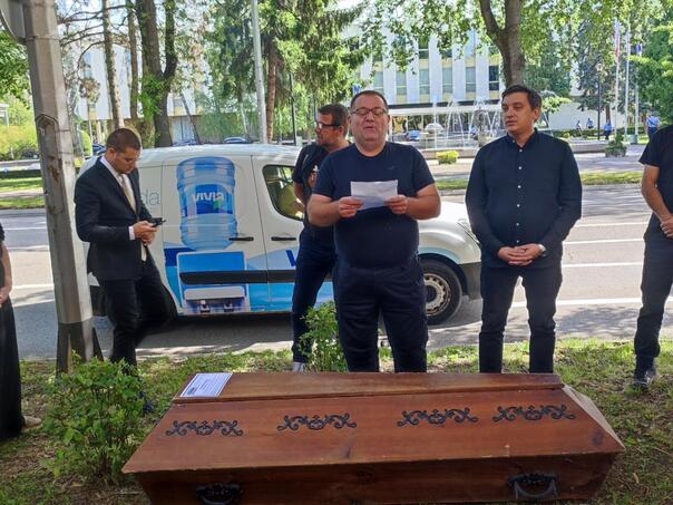 U Banjaluci performansom 'sahranjena demokratija' ispred Skupštine RS