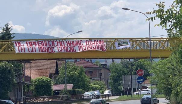 U Banjaluci transparent podrške Mladiću: Ti si ponos RS