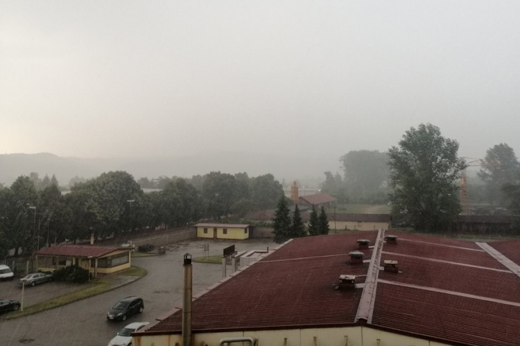 U Banjoj Luci jako nevrijeme, snažna kiša i grad