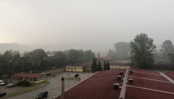U Banjoj Luci jako nevrijeme, snažna kiša i grad