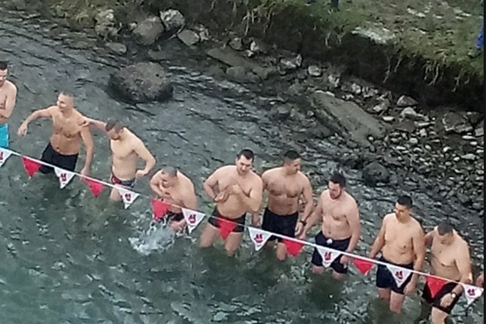 U Banjoj Luci u plivanju za Časni krst učestvovalo 12 mladića