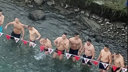 U Banjoj Luci u plivanju za Časni krst učestvovalo 12 mladića