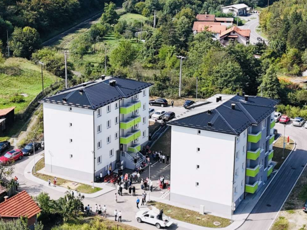 U Banovićima 30 porodica iz kolektivnih centara uselilo u nove stanove