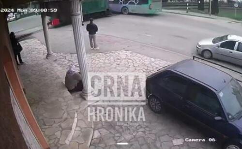 U Banovićima voz udario putnički autobus, kamere snimile nesreću