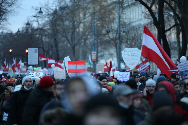 U Beču sukob učesnika protesta protiv Covid mjera i policije