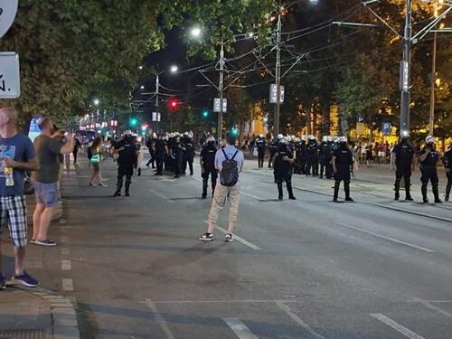 U Beogradu i večeras neredi: Demostranti se sukobili sa policijom