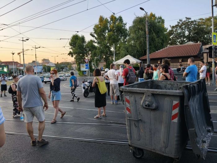 U Beogradu i večeras protesti: Građani ogradama i kontejnerima napravili barikade