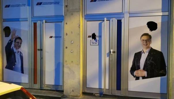 U Beogradu razbijen izlog sa Vučićevim fotografijama