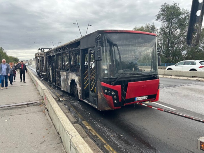 U Beogradu se zapalio autobus