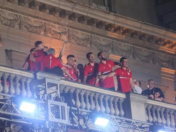 U Beogradu skandiranje protiv Rio Tinta, Đoković pokazao šta misli o tome