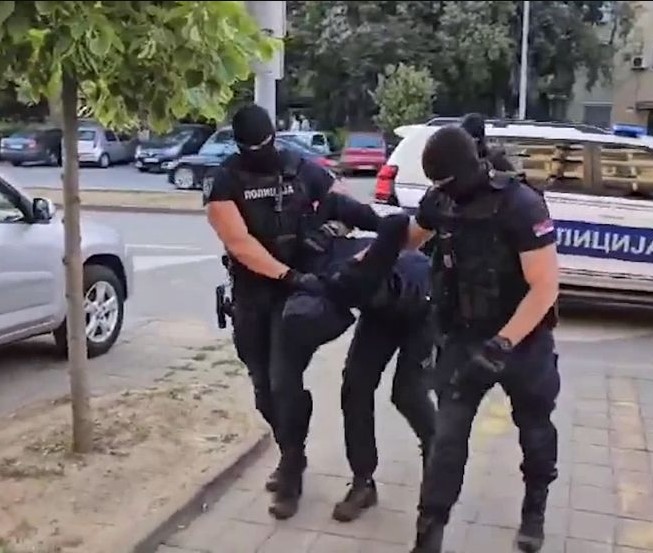 U Beogradu uhapšen tinejdžer: Pretukao muškarca (44) pa mu oteo torbu