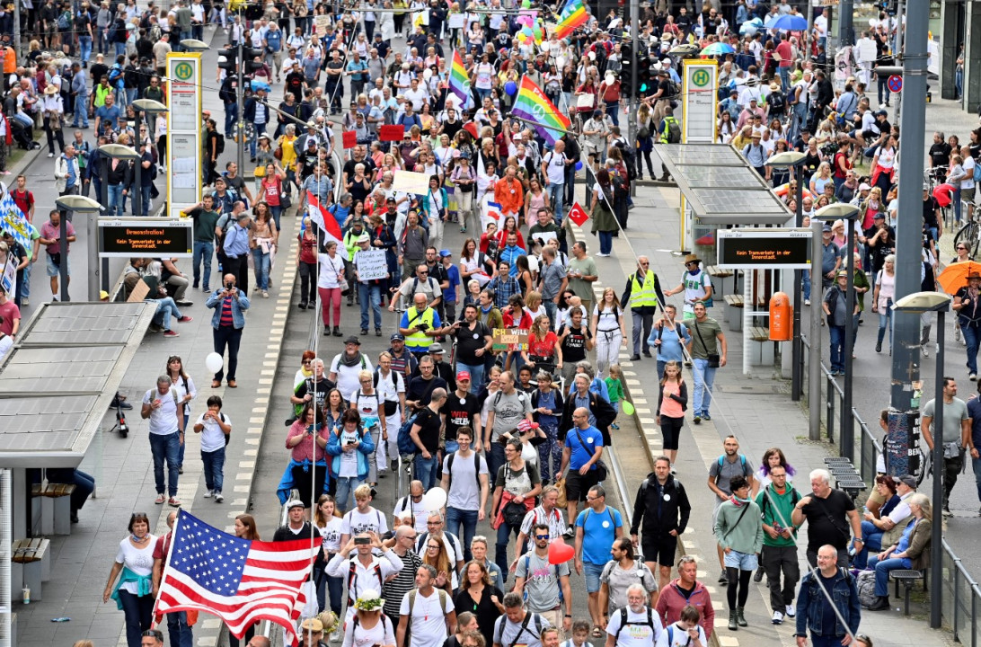 U Berlinu masovni protesti protiv korona mjera, policija spremna na nasilje