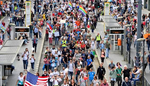 U Berlinu masovni protesti protiv korona mjera, policija spremna na nasilje