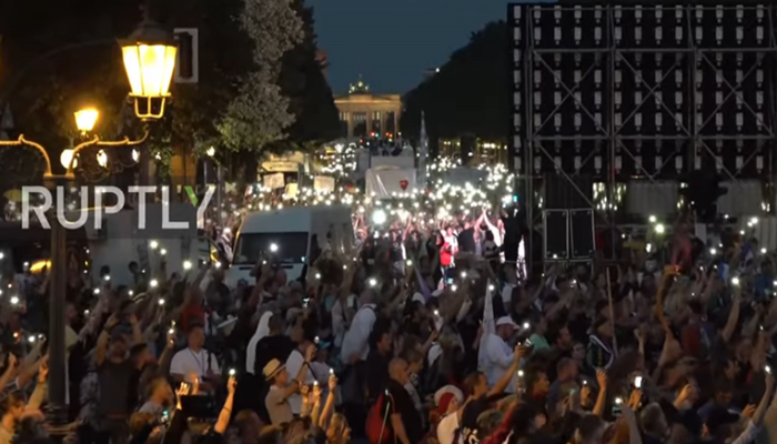 U Berlinu privedeno najmanje stotinu demonstranata nakon sukoba s policijom