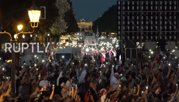 U Berlinu privedeno najmanje stotinu demonstranata nakon sukoba s policijom