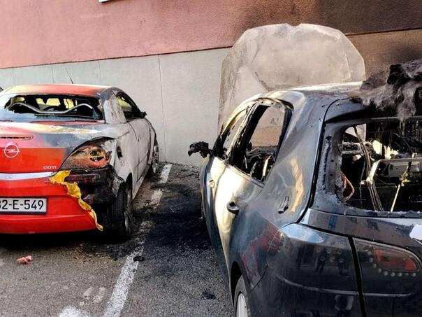 U bh. gradu sinoć izgorjela tri automobila: Policija ispituje okolnosti