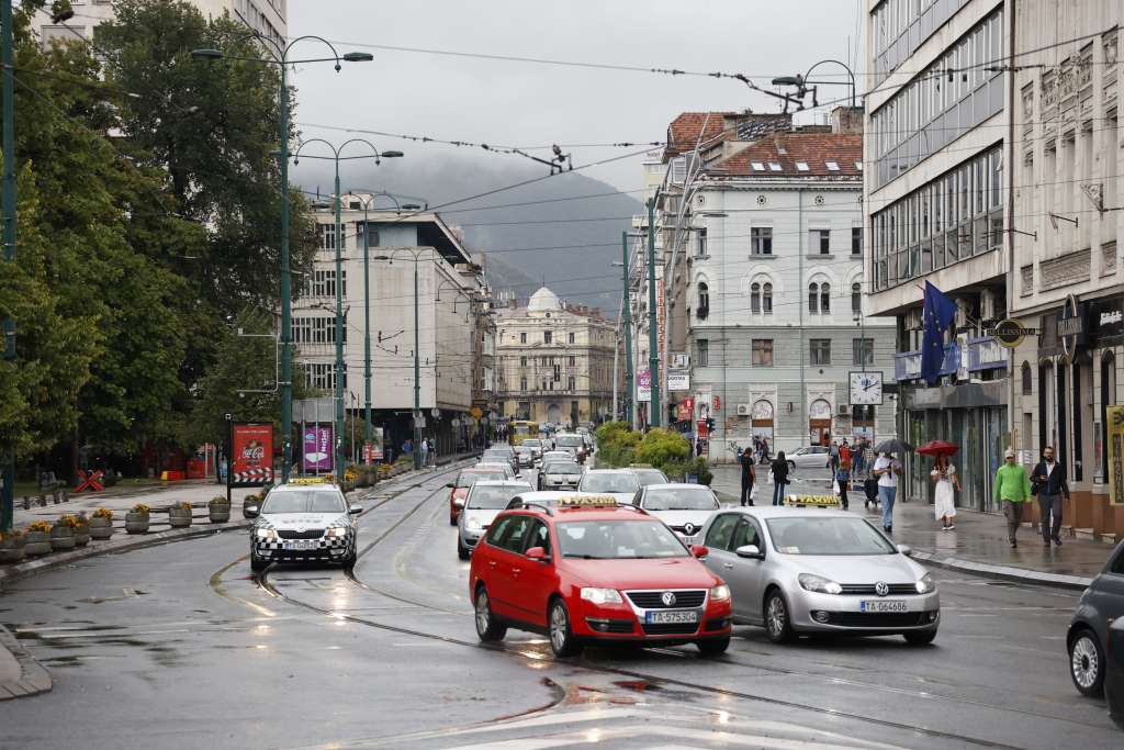 U BiH oblačno, u nizinama slaba kiša, u višim predjelima slab snijeg