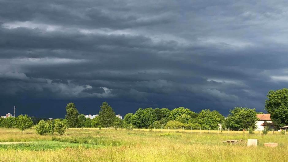 U BiH danas oblačno s kišom i pljuskovima, dnevna temperatura do 23 stepena