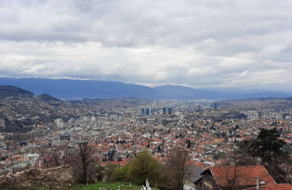 U BiH danas pretežno oblačno vrijeme praćeno kišom i grmljavinom