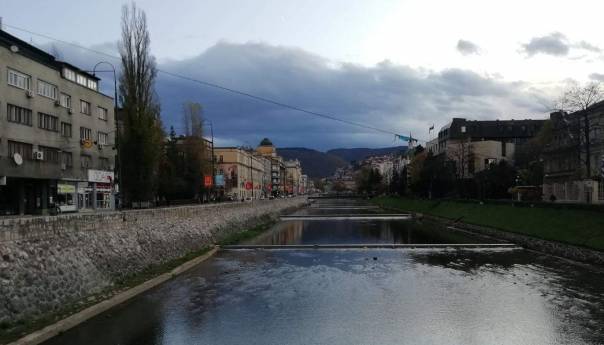 U BiH jutros pretežno oblačno s kišom