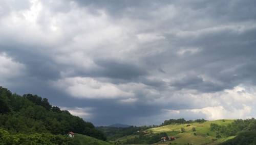 U BiH narednih dana uglavnom oblačno s lokalnim pljuskovima