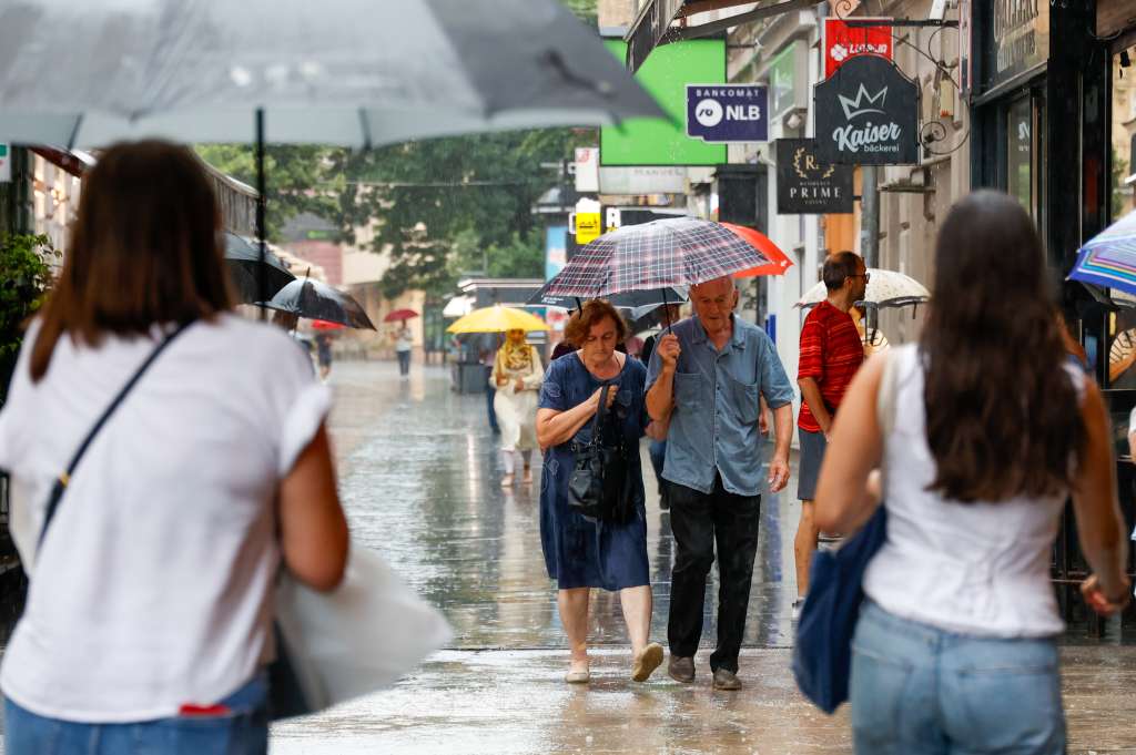U BiH oblačno s kišom i pljuskovima, tokom dana prestanak padavina u Hercegovini