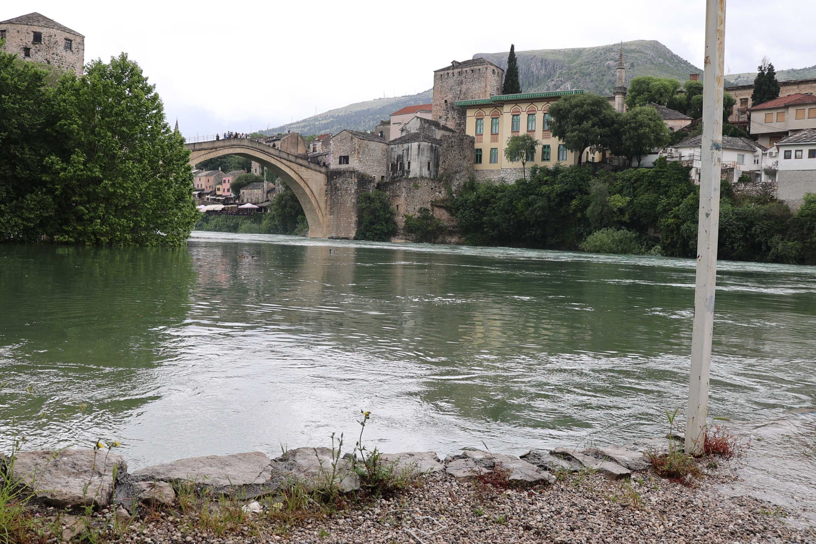 U BiH oblačno sa kišom, pljuskovima i grmljavinom