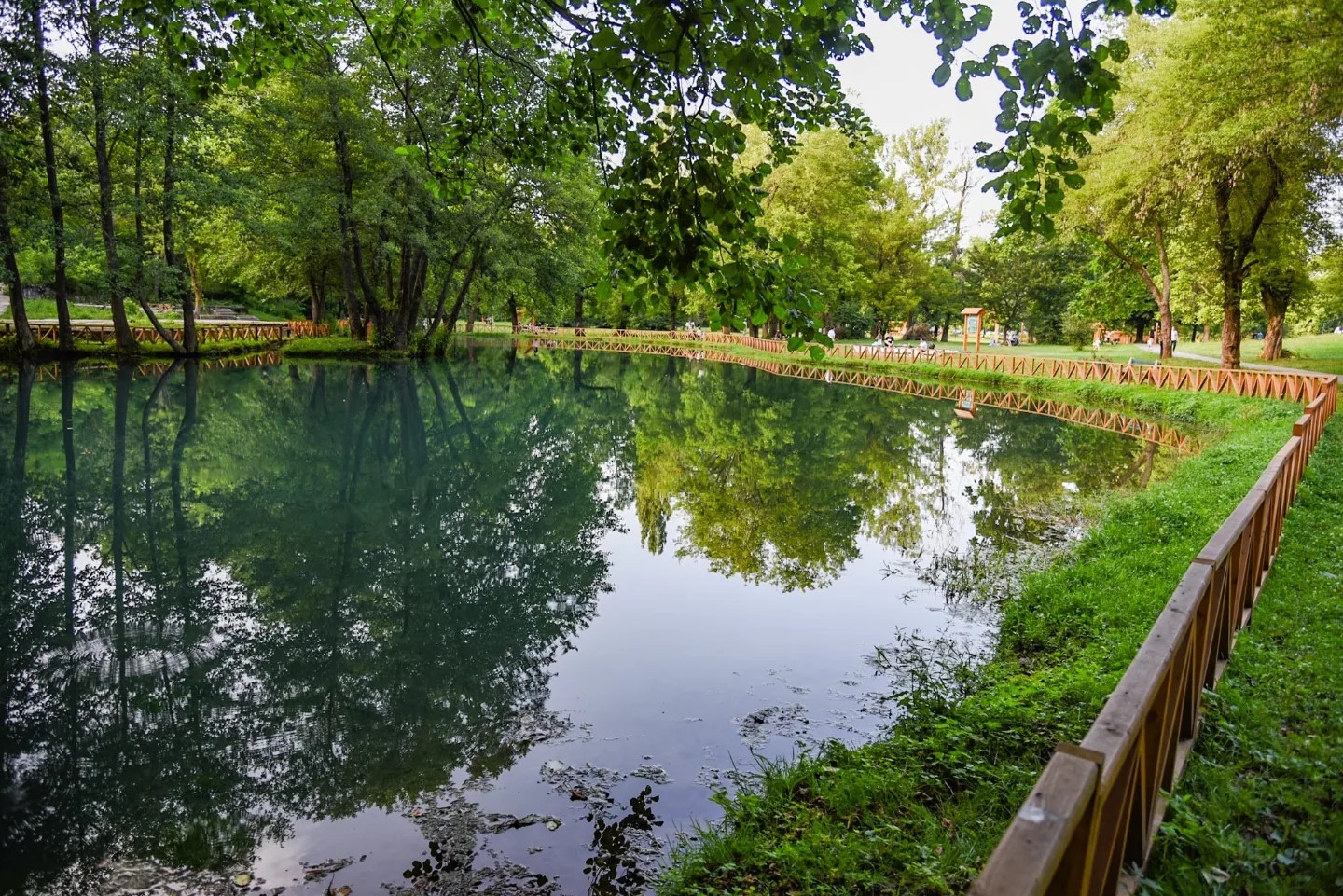 U BiH oblačno sa pljuskovima i grmljavinom