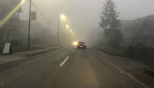 U BiH saobraća se po mokrim kolovozima, magla u kotlinama smanjuje vidljivost