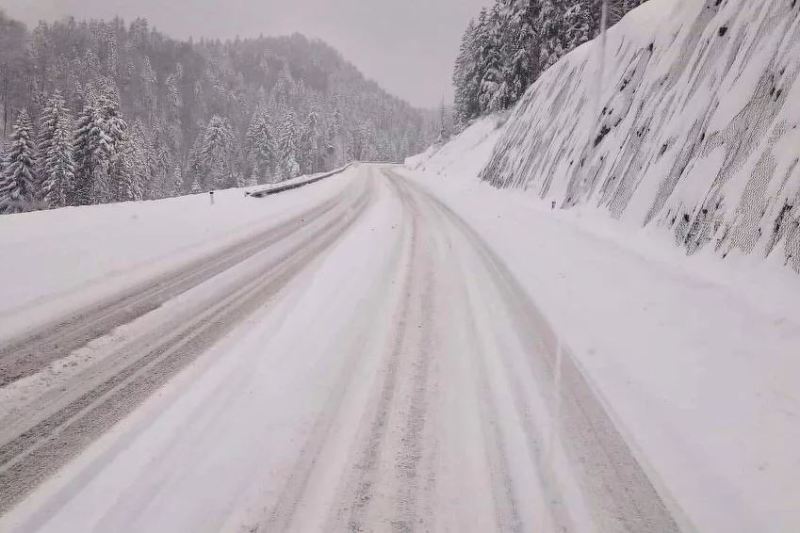 U BiH saobraća se po mokrom kolovozu, u višim predjelima snijeg