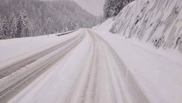 U BiH saobraća se po mokrom kolovozu, u višim predjelima snijeg