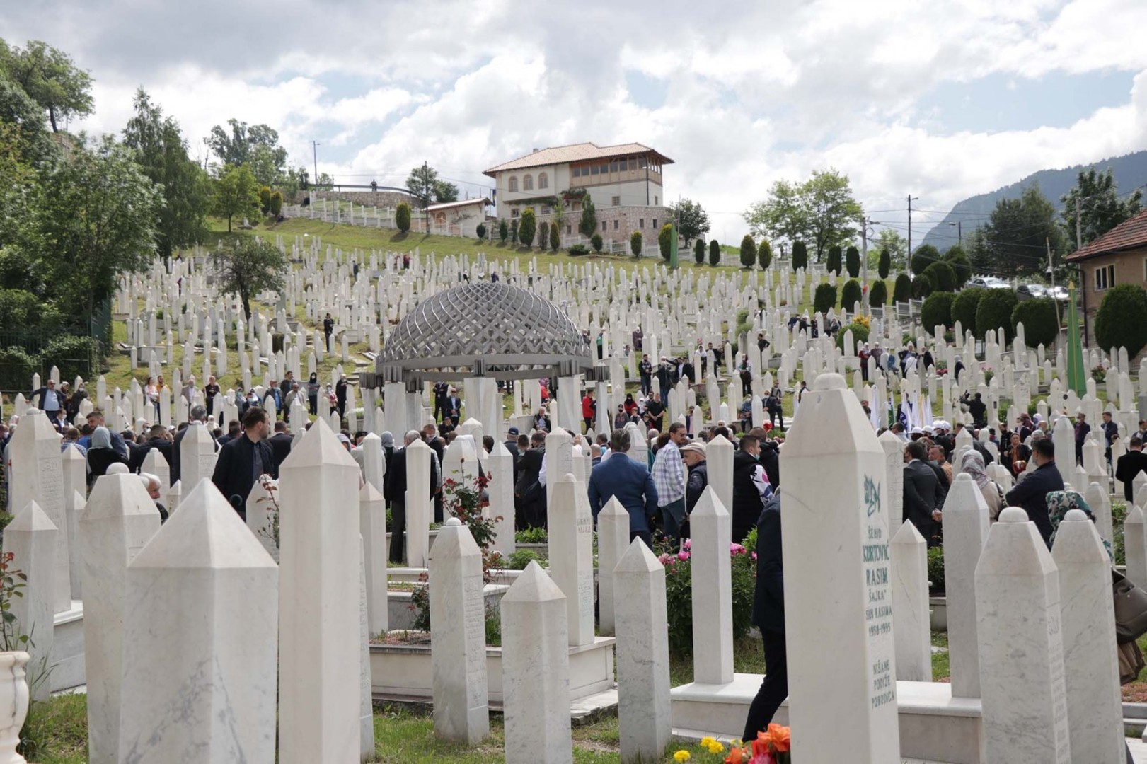 U BiH se obilježava Dan šehida: Porodice obilaze mezarja svojih najmilijih