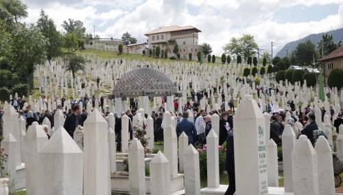 U BiH se obilježava Dan šehida: Porodice obilaze mezarja svojih najmilijih