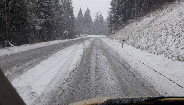 U BiH se saobraća po mokrom kolovozu, u višim predjelima snijeg na kolovozu