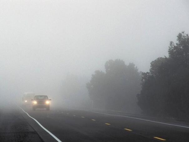 U BiH se saobraća po vlažnom kolovozu, magla smanjuje vidlivost