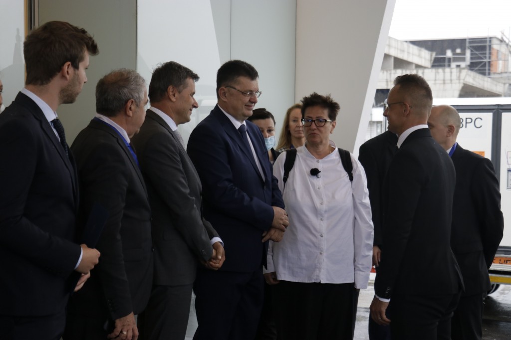 U BiH sletio avion sa 200.000 doza vakcina iz Mađarske