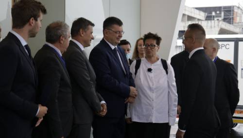 U BiH sletio avion sa 200.000 doza vakcina iz Mađarske