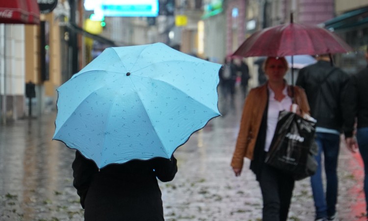 U BiH sutra umjereno do pretežno oblačno s lokalnim pljuskovima i grmljavinom