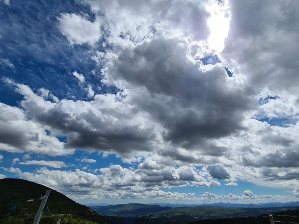 U BiH uglavnom oblačno, tokom dana najavljeni pljuskovi i grmljavina
