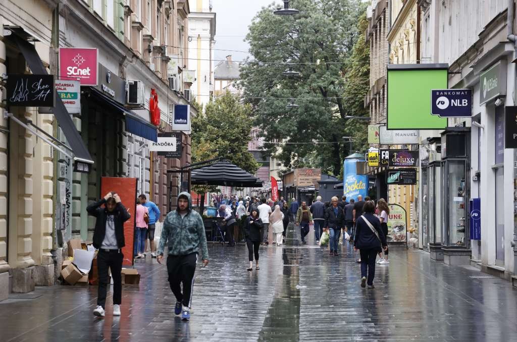 U BiH umjereno do pretežno oblačno s lokalnim pljuskovima, ponegdje praćenih grmljavinom